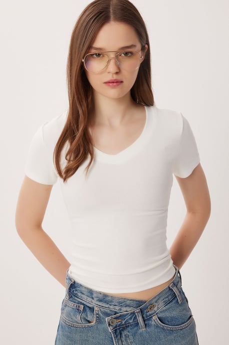 Camiseta básica de corte slim con cuello de pico - Image 3