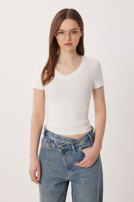 Camiseta básica de corte slim con cuello de pico - Image 4