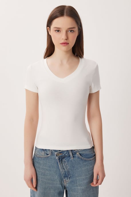 Camiseta básica de corte slim con cuello de pico - Image 5