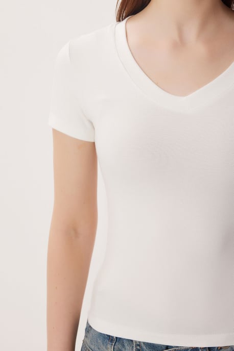 Camiseta básica de corte slim con cuello de pico - Image 6