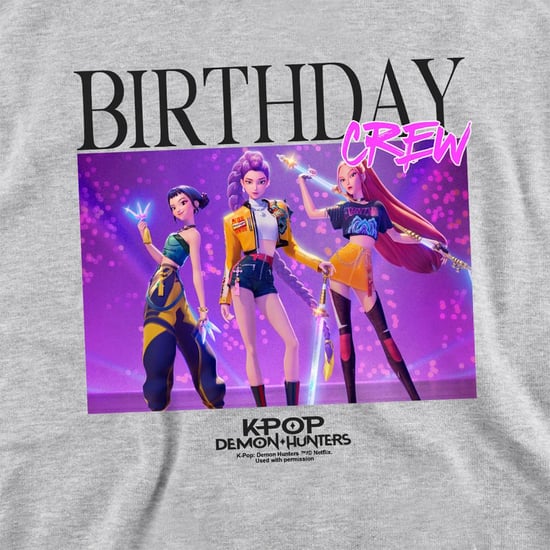 K-Pop Demon Hunters Sudadera con capucha infantil/para niños Huntrix Birthday Crew Group (Athletic Heather) - Image 3