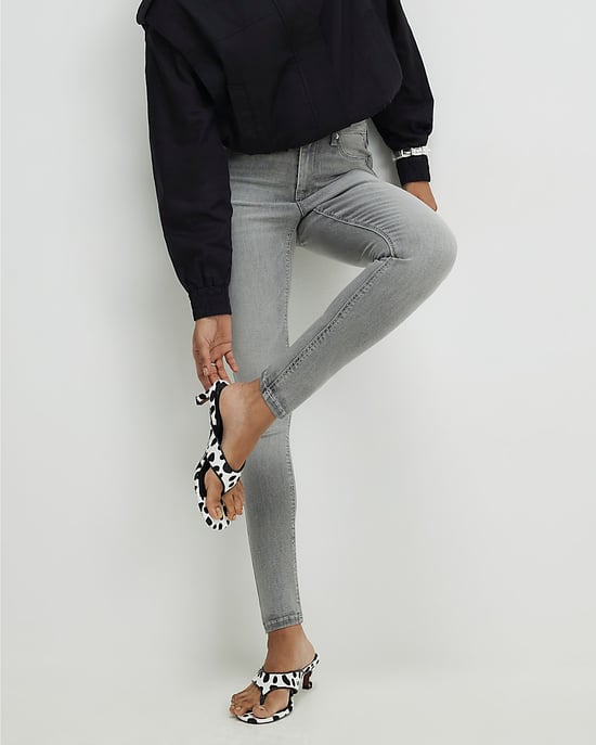 River Island Vaqueros skinny de mujer grises de tiro medio Sculpt con cremallera y botón - Image 2