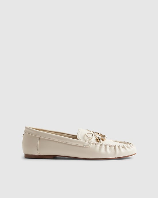 River Island Mocasines de mujer blancos con adorno de lazo de piel sintética - Image 2