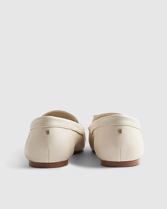 River Island Mocasines de mujer blancos con adorno de lazo de piel sintética - Image 3