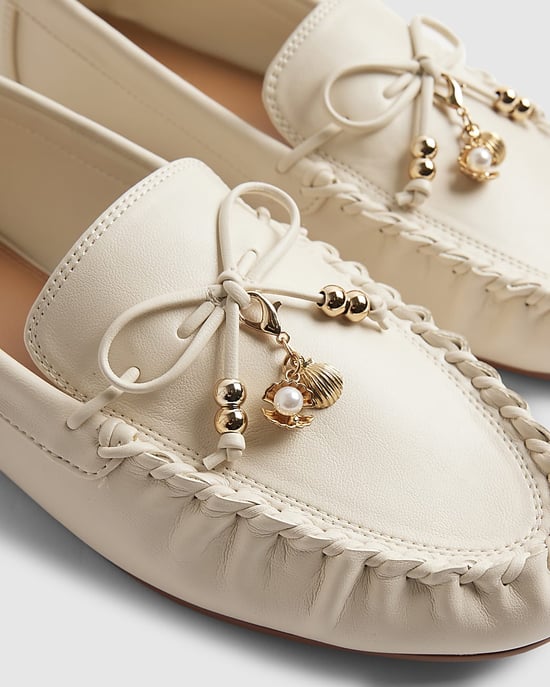 River Island Mocasines de mujer blancos con adorno de lazo de piel sintética - Image 4