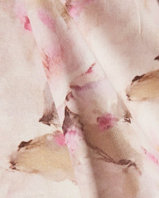 River Island Pantalones cortos de mujer rosa con estampado floral, borde festoneado y cremallera - Image 5
