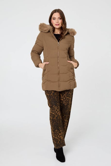 Chaqueta acolchada marrón con capucha, ribete de pelo sintético y cremallera - Image 2