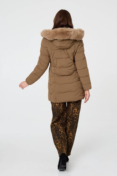 Chaqueta acolchada marrón con capucha, ribete de pelo sintético y cremallera - Image 3