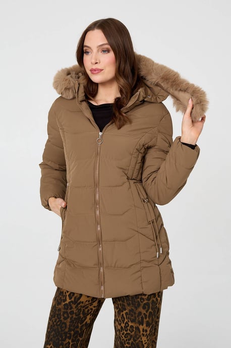 Chaqueta acolchada marrón con capucha, ribete de pelo sintético y cremallera - Image 5
