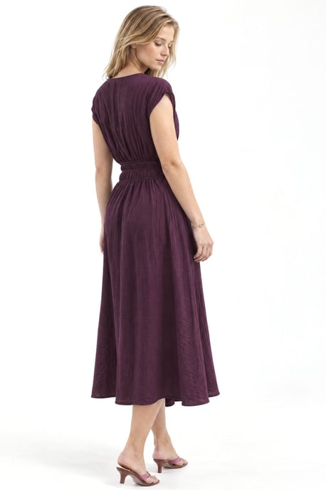 Vestido midi texturizado con escote en V - Image 3