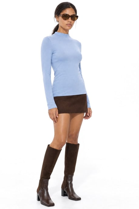 Blusa entallada con cuello alto corto - Image 2