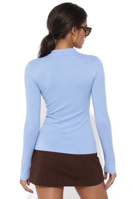 Blusa entallada con cuello alto corto - Image 3