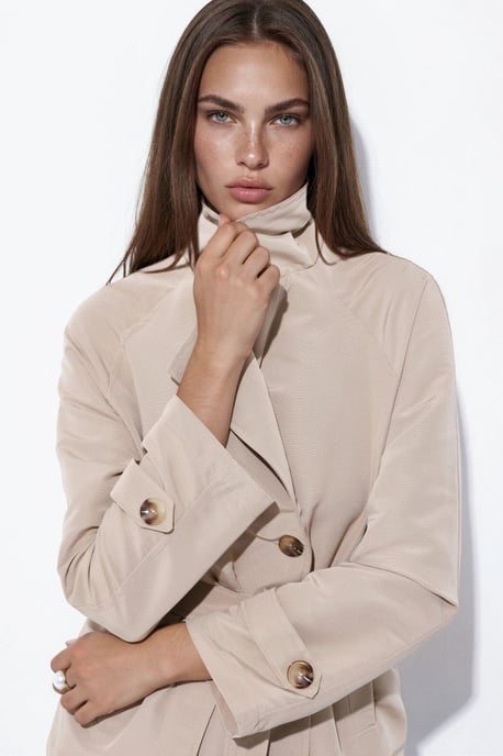 Gabardina corta fluida con cinturón - Image 3