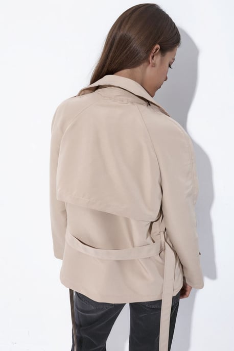 Gabardina corta fluida con cinturón - Image 4