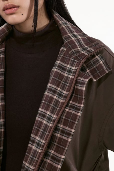 Gabardina corta con detalle de forro - Image 5