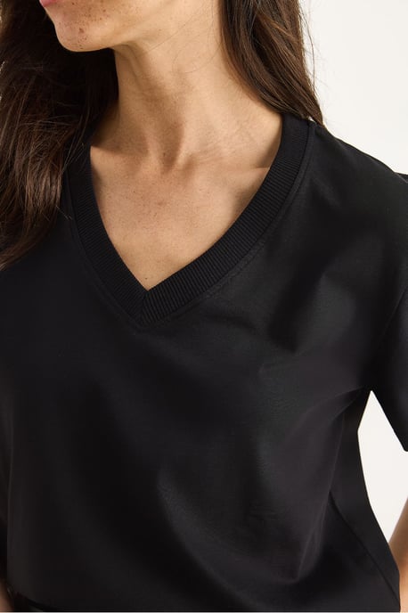 Camiseta de algodón peinado con cuello de pico Comfort Fit - Image 5