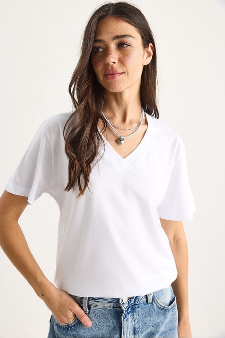 Camiseta de algodón peinado con cuello de pico y corte Comfort Fit - Image 2