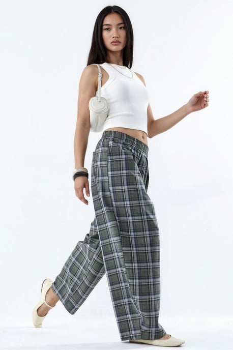 Pantalón de cuadros con cintura elástica y detalle de bolsillos - Image 2