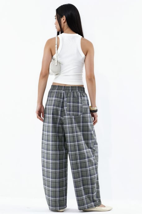 Pantalón de cuadros con cintura elástica y detalle de bolsillos - Image 3