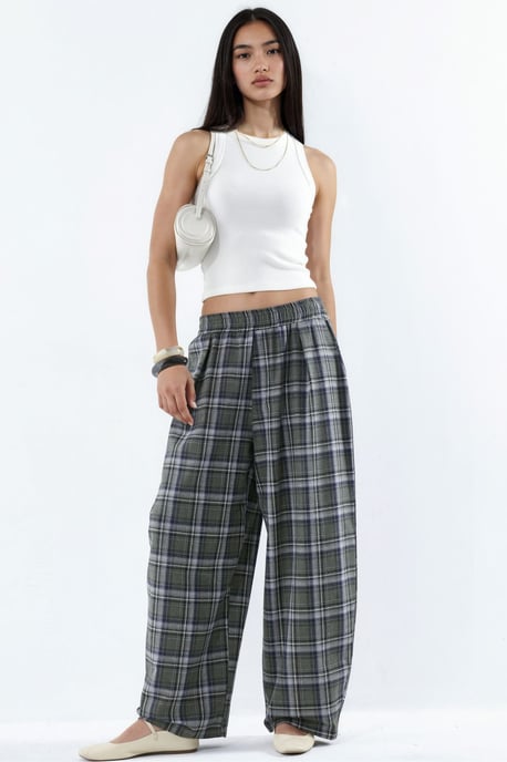 Pantalón de cuadros con cintura elástica y detalle de bolsillos - Image 4