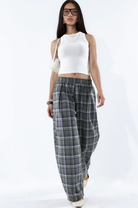 Pantalón de cuadros con cintura elástica y detalle de bolsillos - Image 5