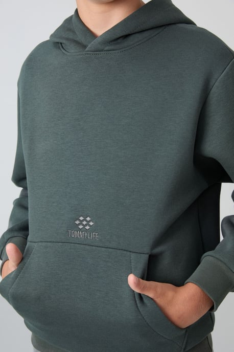Sudadera juvenil con capucha y bolsillo - Image 3