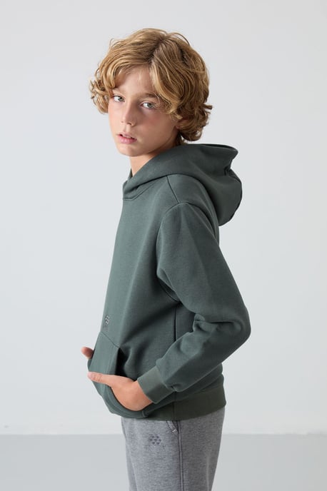 Sudadera juvenil con capucha y bolsillo - Image 4