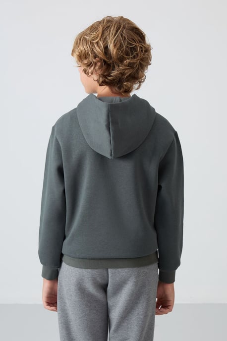 Sudadera juvenil con capucha y bolsillo - Image 5