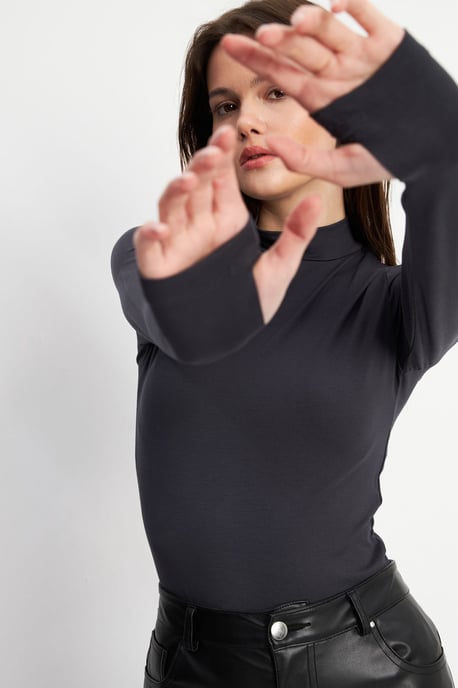 Bipantolon Body de mujer de corte slim con cuello vuelto medio - Image 1