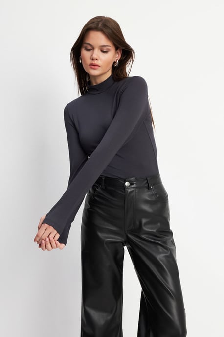 Bipantolon Body de mujer de corte slim con cuello vuelto medio - Image 2