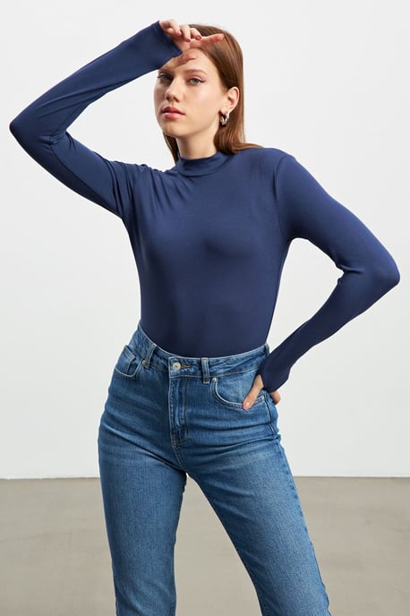 Body de mujer de corte slim con medio cuello vuelto - Image 2