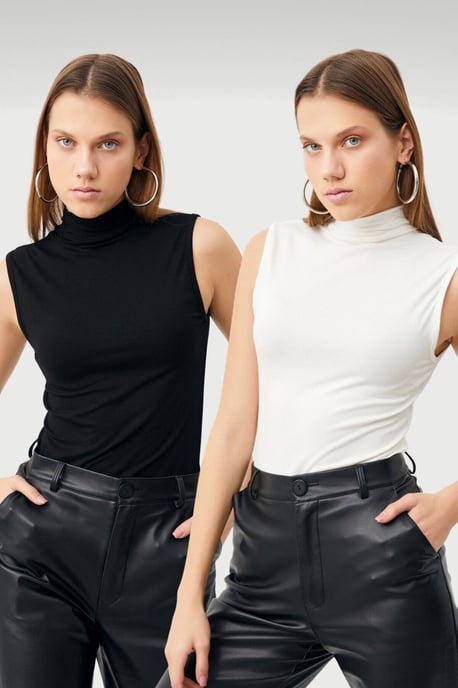 Pack de 2 bodies de mujer sin mangas y con medio cuello alto - Image 1