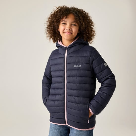 Regatta Chaqueta acolchada con capucha para niños Marizion (Azul marino/Lila empolvado) - Image 1