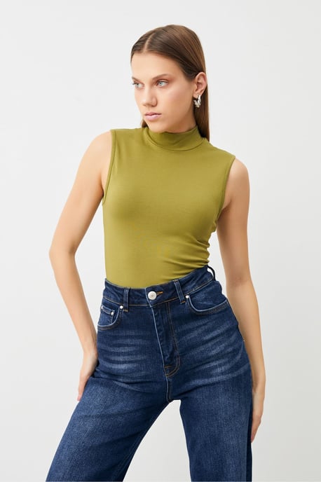 Blusa de mujer sin mangas con cuello alto corto - Image 2