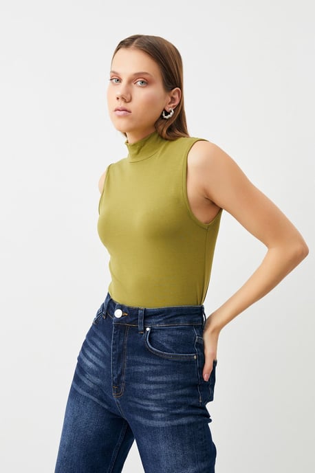 Blusa de mujer sin mangas con cuello alto corto - Image 4
