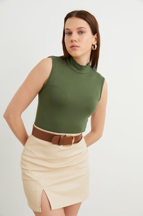 Bipantolon Blusa de mujer sin mangas con medio cuello alto - Image 2