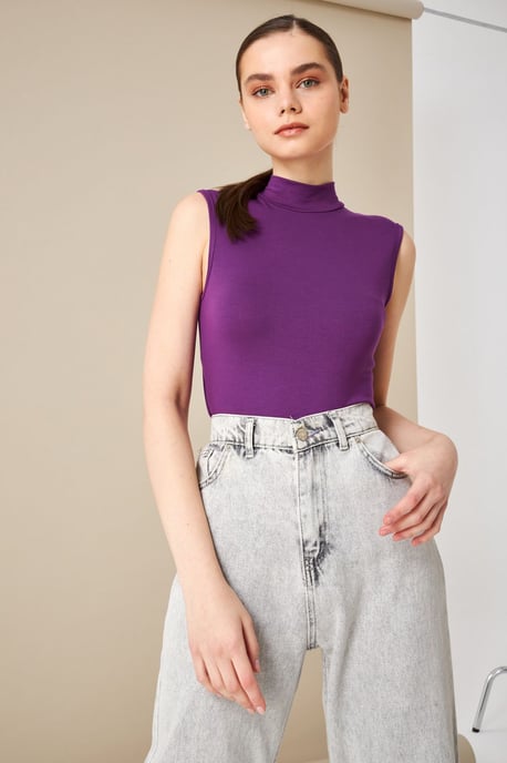 Bipantolon Blusa de mujer sin mangas con cuello vuelto medio - Image 1