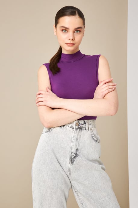 Bipantolon Blusa de mujer sin mangas con cuello vuelto medio - Image 2