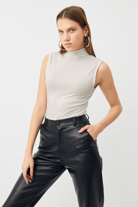 Bipantolon Blusa de mujer sin mangas con medio cuello alto - Image 1