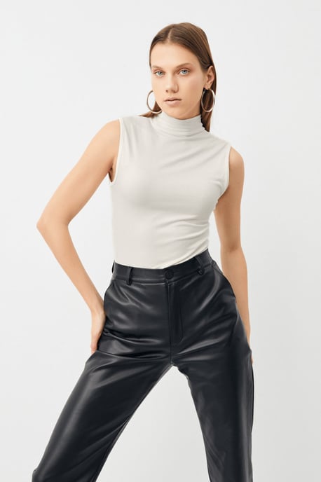 Bipantolon Blusa de mujer sin mangas con medio cuello alto - Image 3