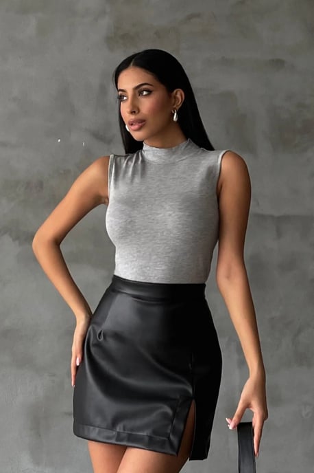 Bipantolon Blusa de mujer sin mangas con medio cuello vuelto - Image 1