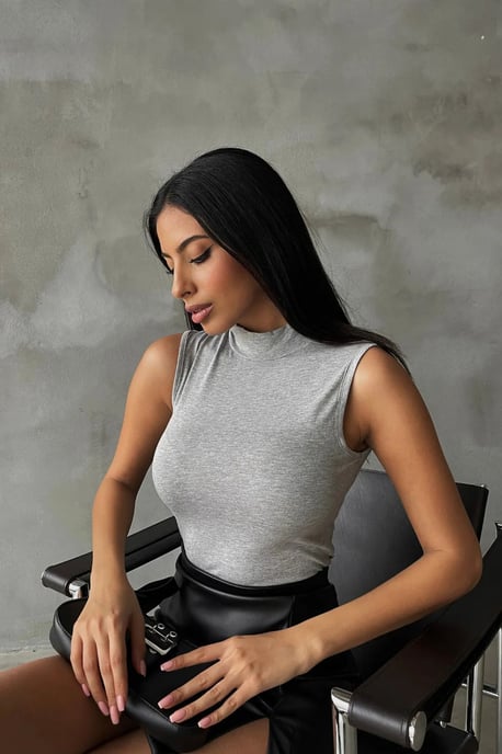 Bipantolon Blusa de mujer sin mangas con medio cuello vuelto - Image 2