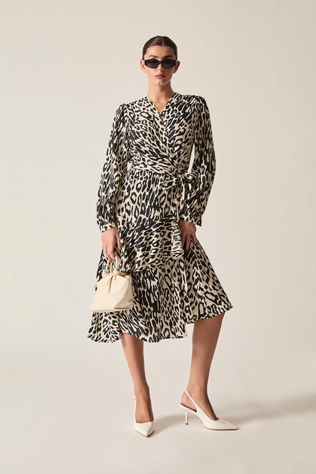 Vestido midi cruzado con estampado de leopardo - Image 4