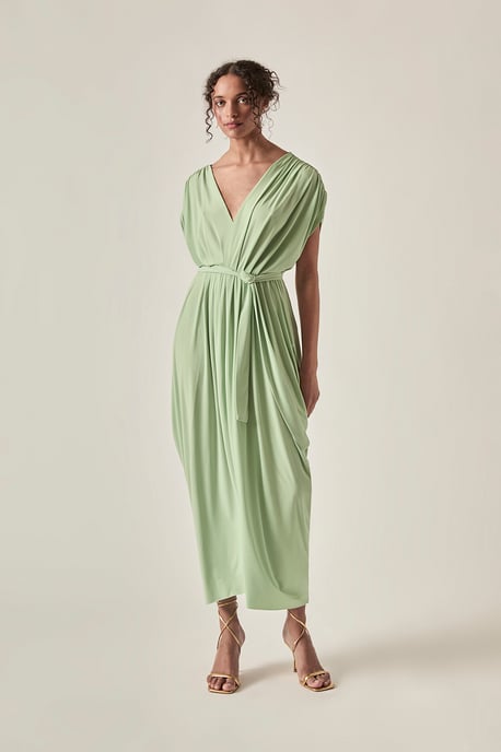 Vestido midi drapeado con espalda abierta – verde salvia - Image 1