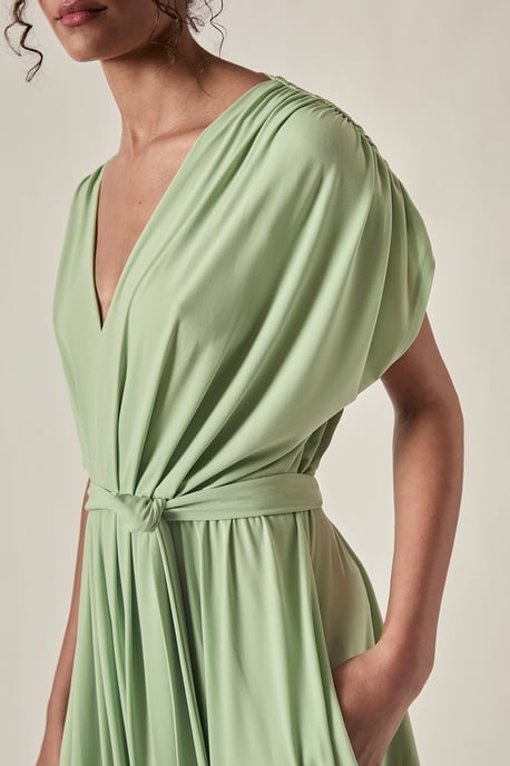 Vestido midi drapeado con espalda abierta – verde salvia - Image 4