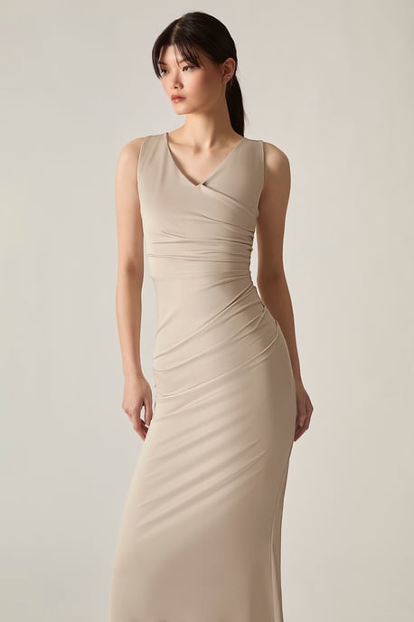Vestido maxi crema con escote en V - Image 4
