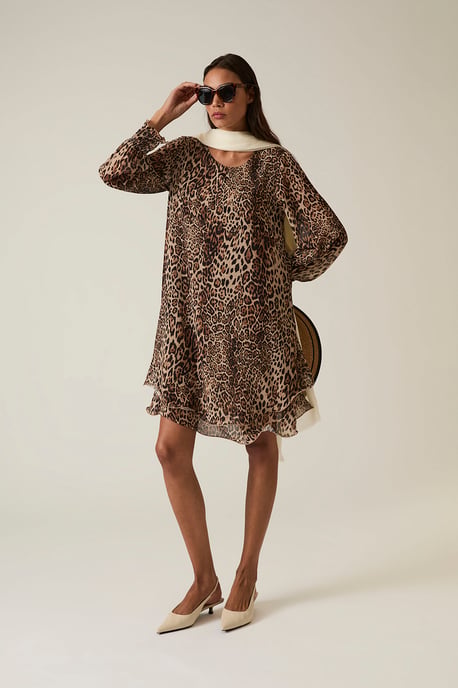 Vestido con estampado de leopardo y bajo ondulado - Image 4