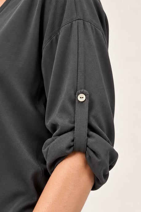 Blusa de satén con cuello de pico Gris carbón - Image 4