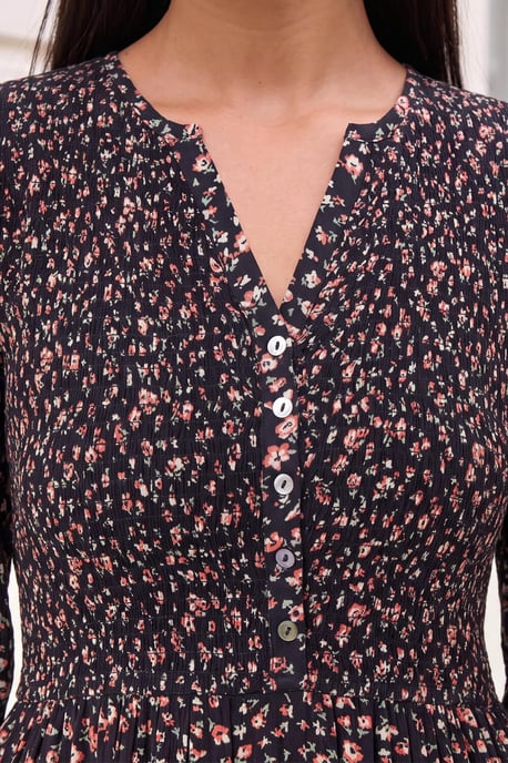 Vestido petite floral con cuerpo fruncido - Image 4