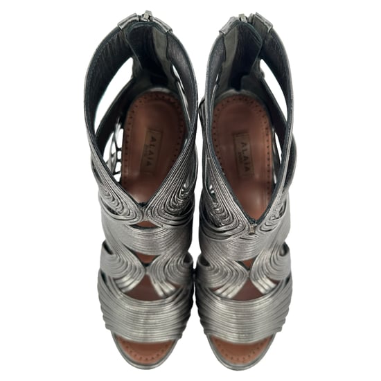 Alaïa Cage Wave stilettos de piel plateada - Image 4